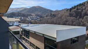 vistas a un edificio con montañas en el fondo en Bakuriani, Crystal Resort Block C, 429, en Bakuriani