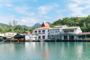 un groupe de bâtiments assis sur l'eau dans l'établissement Watercolours, à Ko Chang