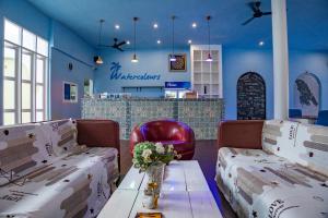 un restaurant avec une table et des chaises avec des boîtes dans l'établissement Watercolours, à Ko Chang