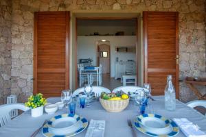 Viletta Vista Paradiso في كوستا باراديسو: طاولة بيضاء عليها صحن فاكهة