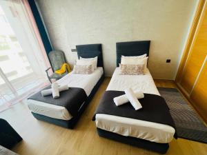 Ένα ή περισσότερα κρεβάτια σε δωμάτιο στο Agadir Bay 2 Bedroom Apt, Wi-Fi, 900m to Beach, Pool