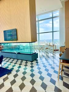 een grote kamer met een aquarium in het midden bij Elegant Long Island City Studio with Skyline Views in Roosevelt Island