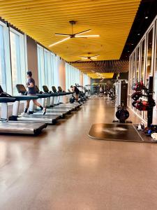 een sportschool met een man die op pedalen rent bij Elegant Long Island City Studio with Skyline Views in Roosevelt Island +4 foto's