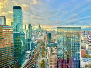 uitzicht op een stad met vele hoge gebouwen bij Elegant Long Island City Studio with Skyline Views in Roosevelt Island