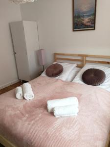 two beds with towels sitting on top of them at Apartament Graniczna in Bieniewice
