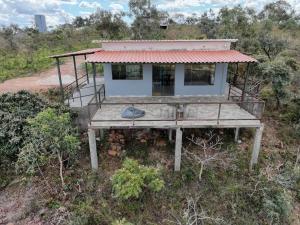 an overhead view of a house on a hill at Casa do Mirante in Alto Paraíso de Goiás +13 photos