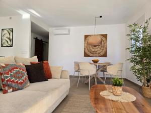 un salon avec un canapé et une table dans l'établissement Thai Beach Residencial E - Sea View, à Santiago de la Ribera