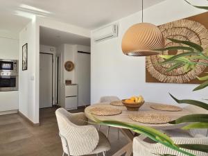 une cuisine et une salle à manger avec une table et des chaises dans l'établissement Thai Beach Residencial E - Sea View, à Santiago de la Ribera