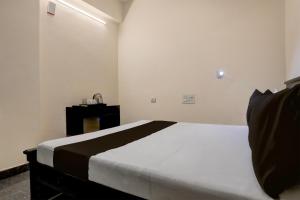 Ένα ή περισσότερα κρεβάτια σε δωμάτιο στο Townhouse Oak Tirupati Formerly Sky Towers