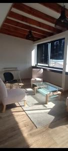 ein Wohnzimmer mit einer Couch und einem Klavier in der Unterkunft Guest HOUSE HUMEDAL in Arica