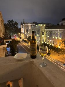 - une bouteille de vin et un verre de vin sur la corniche dans l'établissement Baku Palace 1912, à Baku