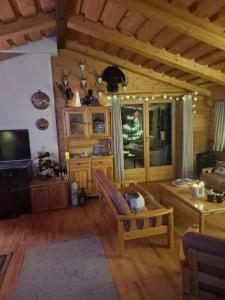 a living room with a couch and a table at B&B Viering in Möllbrücke