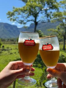 deux personnes tiennent des verres de bière dans l'établissement Cabana Flamboyant, à Praia Grande 36 autres photos