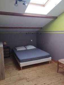 un letto in una camera con tetto di Belle maison de campagne au calme a Chey 1 altra foto