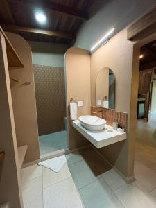 un baño con lavabo y espejo en The Falls at Manuel Antonio, en Manuel Antonio