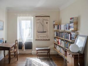 a room with a desk and a book shelf filled with books at D'une maison à l'autre in Cépie