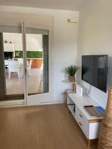 Μια τηλεόραση ή/και κέντρο ψυχαγωγίας στο Palomera, Calafat, piscina, frente al mar, a 5 mn de la playa, wifi, zona residencial +34 φωτογραφίες