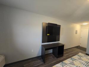 Una habitación con una cama y un televisor en la pared. en Motel 6 East Windsor, NJ Hightstown, en East Windsor