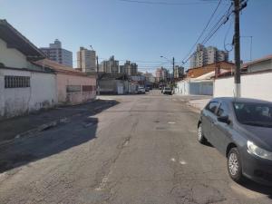 an empty street with a car parked on the side at Casa Tupy próxima a praia e restaurantes in Praia Grande