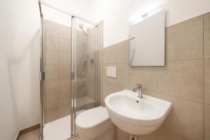 博洛尼亚Lambrusco Apartment in the heart of Bologna的浴室里有马桶、洗手池和淋浴。