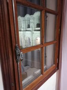 阿尔勒Extraordinaire face aux Arènes的一扇可以俯瞰罗马斗兽场的玻璃门