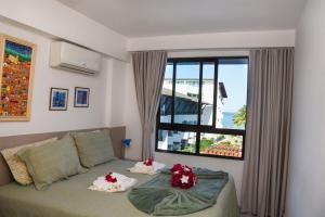 ein Wohnzimmer mit einer Couch und einem Fenster in der Unterkunft Maui Beach Residence in Tamandaré + 180 Fotos