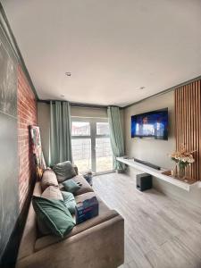 TV a/nebo společenská místnost v ubytování 29 on Windsor main house