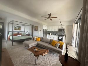 Ένα ή περισσότερα κρεβάτια σε δωμάτιο στο Egret at Galley Bay View