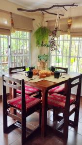 einem Esstisch mit Stühlen und einem Tisch am Tisch am Tisch am Tisch am Tisch am Tisch am Tisch am Tisch am Tisch am Tisch am Tisch am Tisch am Tisch am Tisch am Tisch in der Unterkunft Entre Árboles in San Salvador de Jujuy + 14 Fotos