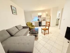 una sala de estar con un sofá y una mesa en Logement catalan, en Perpiñán