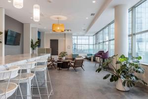 Гостиная зона в Resort Style Property 2B 2B walk to Everything!