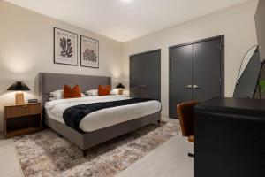 Кровать или кровати в номере Resort Style Property 2B 2B walk to Everything!