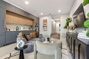 Кухня или мини-кухня в Resort Style Property 2B 2B walk to Everything!
 +54 фотографии