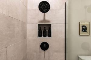 Ванная комната в Resort Style Property 2B 2B walk to Everything!