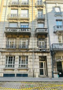 un edificio con ventanas y balcones en una calle de la ciudad en COMM - Proudhon 9 - SC - Petit studio moderne à Besançon, en Besançon