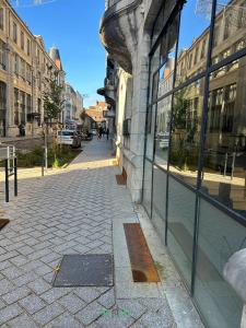 una calle adoquinada frente a un edificio en COMM - Proudhon 5 - SC - Studio bien équipé à Besançon, en Besançon 4 fotos más