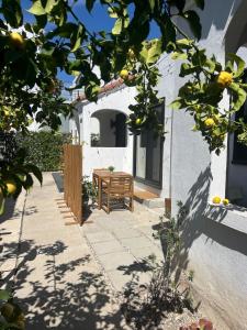 ein weißes Haus mit einem Holztisch im Hof in der Unterkunft East Hollywood Modern Spacious Bungalow in Los Angeles