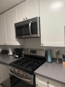 una cucina con fornelli e microonde di Hollywood Apartment FREE Parking & Pool Close to Studios Universal a Los Angeles