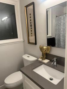 un bagno con un water bianco e un lavandino di Hollywood Apartment FREE Parking & Pool Close to Studios Universal a Los Angeles