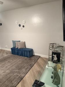un soggiorno con un divano e un tavolo di vetro di Hollywood Apartment FREE Parking & Pool Close to Studios Universal a Los Angeles
