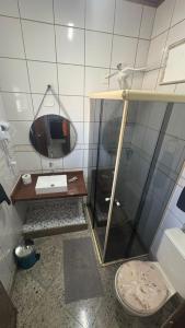 Et badeværelse på Smart Studios 102 com ar wifi e garagem prox ao Shopping