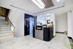 MohaliTownhouse Mohali Bus Terminal Formerly Hotel Hm Crystal的大厅里有楼梯和一个黑白相间的柜台 更多26张照片