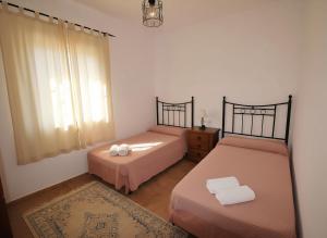 1 Schlafzimmer mit 2 Betten, einer Kommode und einem Fenster in der Unterkunft Casas en el palmar in El Palmar
