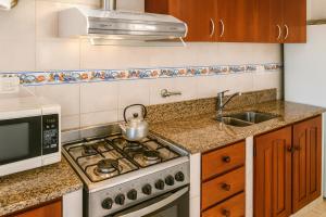 una cucina con fornelli e lavello di CHALET DE VACACIONES i a Ostende