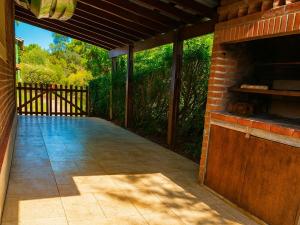 un patio esterno con recinzione e portico di CHALET DE VACACIONES i a Ostende