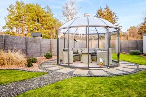 a gazebo in the middle of a yard at Ferienhaus Poolaris in Pruchten