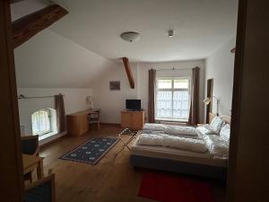 Postel nebo postele na pokoji v ubytování Schlosshotel Wolfshagen