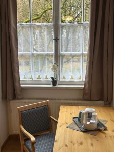 Příslušenství pro přípravu čaje a kávy v ubytování Schlosshotel Wolfshagen