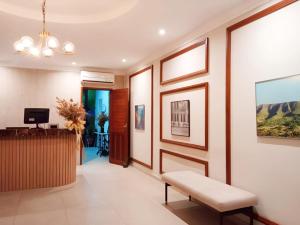 sala de estar con banco y escritorio en Hotel Villa Real, en Crato