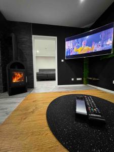 TV a/nebo společenská místnost v ubytování 3-Zimmer mit Wintergarten neu möbliert 2023